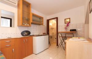 3 Bedroom Lovely Apartment In Vodnjan 