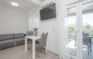 Amazing Apartment In Podaca With Wifi