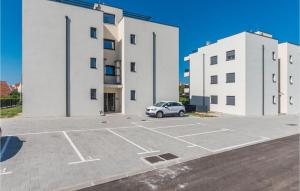 Lovely Apartment In Turanj With Jacuzzi