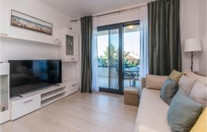 Gorgeous Apartment In Turanj With Wifi 