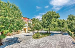 Gorgeous Apartment In Grizane