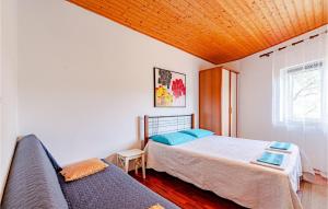 Nice Apartment In Racisce With Kitchen