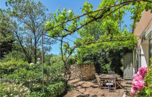 Maisons de vacances 4 Bedroom Stunning Home In Lagnes : photos des chambres