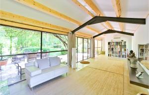 Maisons de vacances 4 Bedroom Stunning Home In Lagnes : photos des chambres