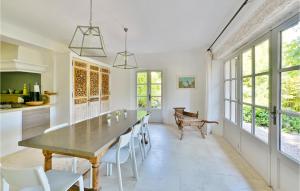 Maisons de vacances 4 Bedroom Stunning Home In Lagnes : photos des chambres