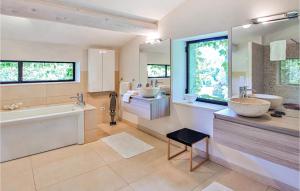 Maisons de vacances 4 Bedroom Stunning Home In Lagnes : photos des chambres