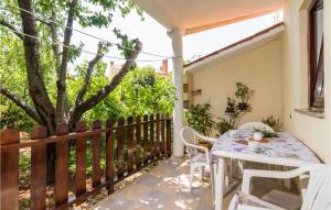 2 Bedroom Lovely Apartment In Valbandon