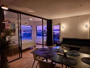 Waterfront fjord view, home office, 2 BR LUX apt, parking on-site - Kolbotn