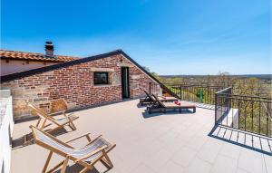 3 Bedroom Cozy Home In Razanac 