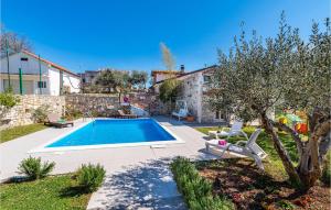 3 Bedroom Cozy Home In Razanac