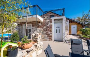 3 Bedroom Cozy Home In Razanac 