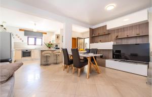 3 Bedroom Cozy Home In Razanac