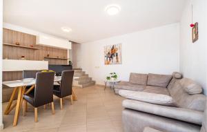 3 Bedroom Cozy Home In Razanac