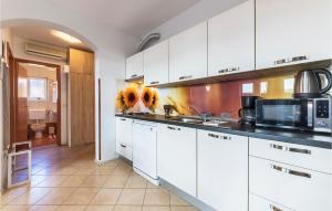 Lovely Apartment In Banjole With Wifi