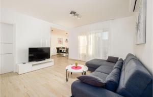 Ten-Bedroom Holiday Home In Razanj