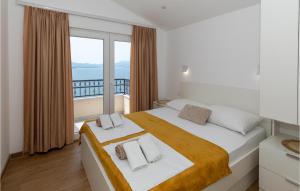 Amazing Apartment In Komarna With Wifi