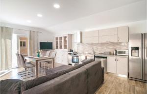 4 Bedroom Stunning Home In Neoric