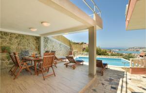 Three-Bedroom Apartment In Podstrana