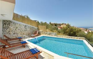 Three-Bedroom Apartment In Podstrana