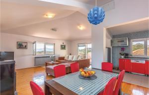 Three-Bedroom Apartment In Rogotin