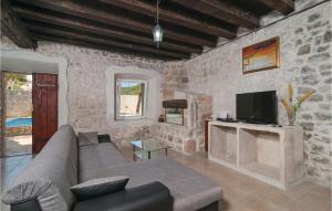 Holiday Home Pucisca Gospe Lurdske