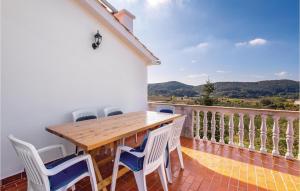 3 Bedroom Cozy Apartment In Supetarska Draga 