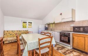 3 Bedroom Cozy Apartment In Supetarska Draga 