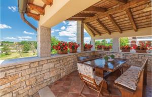 Cozy Home In Tinjan With Wifi 