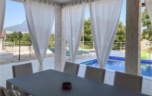3 Bedroom Nice Home In Kavran 