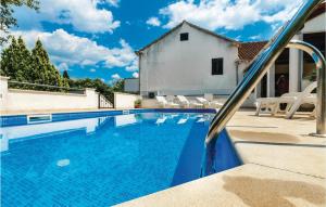 4 Bedroom Cozy Home In Gruda