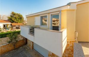 Nice Apartment In Nin With Wifi