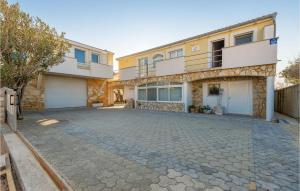 Nice Apartment In Nin With Wifi