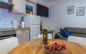 Cozy Apartment In Vir With Kitchen