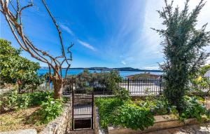 One-Bedroom Apartment In Seget Donji