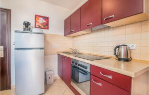 2 Bedroom Nice Apartment In Njivice 
