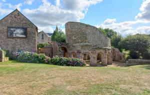 Maisons de vacances 2 Bedroom Stunning Home In Pleubian : photos des chambres