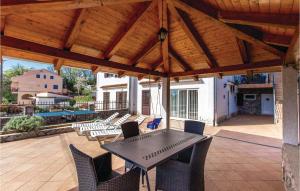 2 Bedroom Beautiful Apartment In Lovran