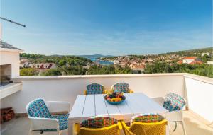 6 Bedroom Gorgeous Home In Milna