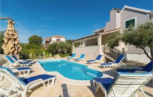 6 Bedroom Gorgeous Home In Milna