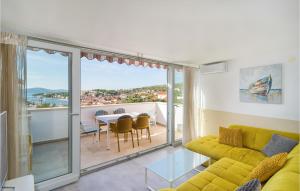 6 Bedroom Gorgeous Home In Milna