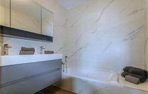 Maisons de vacances Gorgeous Home In Cleon D'andran : photos des chambres