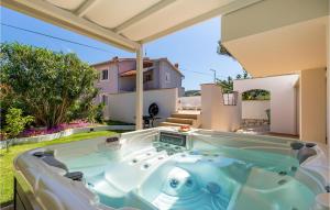 Nice Home In Lopar With Jacuzzi 