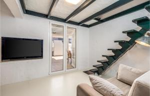 Nice Home In Lopar With Jacuzzi