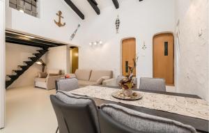 Nice Home In Lopar With Jacuzzi 