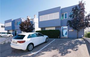 3 Bedroom Nice Apartment In Zadar