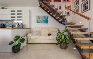 3 Bedroom Nice Apartment In Zadar 