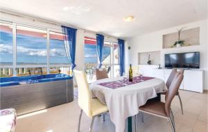 Lovely Apartment In Zrnovnica With Jacuzzi 
