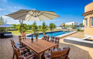 Awesome Apartment In Smrika With Wifi 