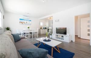 2 Bedroom Awesome Home In Maslenica 