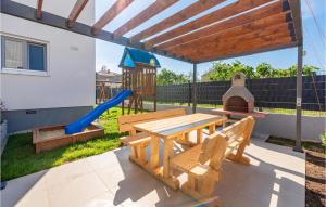 2 Bedroom Awesome Apartment In Zadar